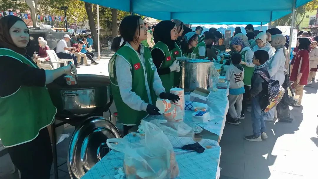 DOĞU TÜRKİSTAN VE SURİYELİLER YARARINA KERMES DÜZENLEDİ